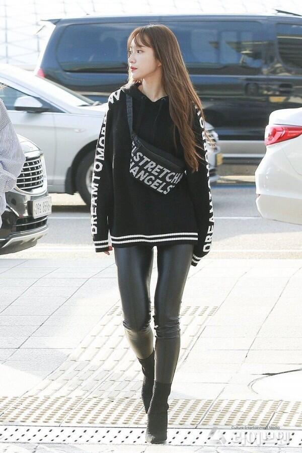 9 Inspirasi OOTD Boyish ala Idol Korea, Cocok buat Si Cewek Tomboy!
