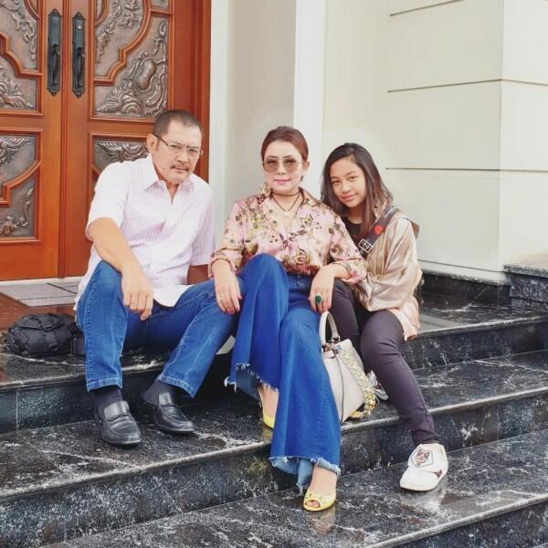 7 Style Fashion Keluarga Sosialita Mayangsari, Hits dan Super Modis!