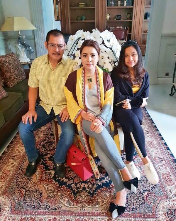 7 Style Fashion Keluarga Sosialita Mayangsari, Hits dan Super Modis!