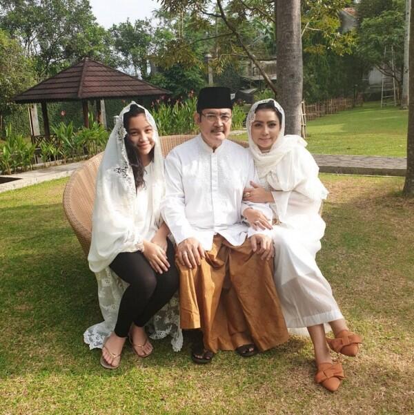 7 Style Fashion Keluarga Sosialita Mayangsari, Hits dan Super Modis!