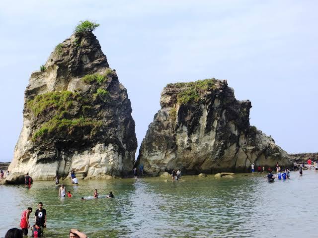 Di Ufuk Pantai Bayah