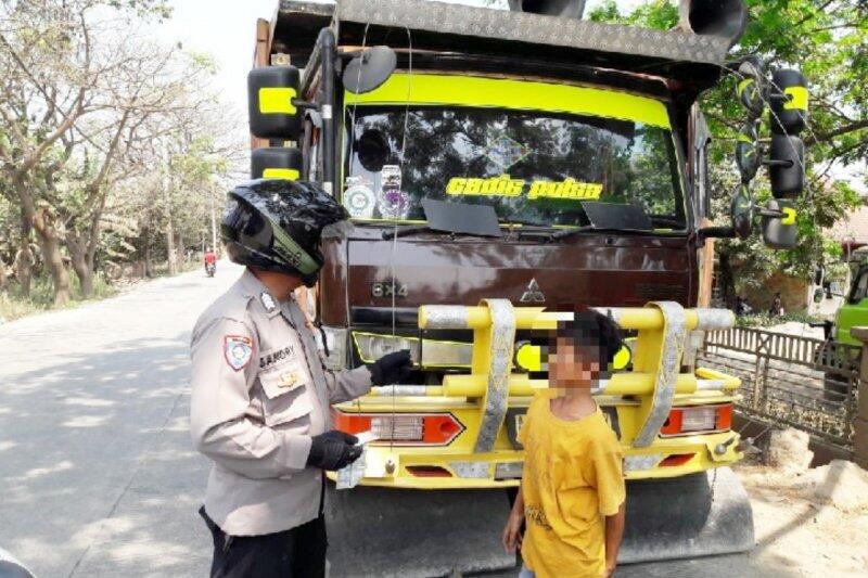 Gak Nyangka!! Sopir Truk Fuso Yang Ditilang Polisi Ini Ternyata Masih Bocah.