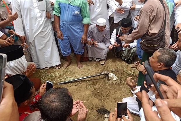 Imam Masjidilharam Pimpin Talqin dan Doa Pemakaman Mbah Moen