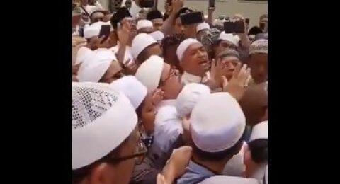 Beredar Video Rizieq Pimpin Doa Pemakaman Mbah Moen, Abu Janda: Hoax