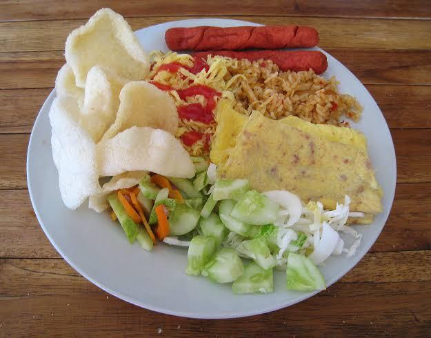 5 Kebiasaan Unik Cara Makan Orang Indonesia yang Tak Dilakukan di Negara Lain