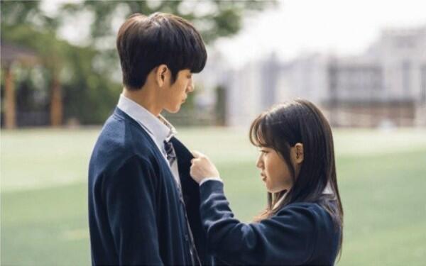 10 Potret Kedekatan Ong Seongwu & Kim Hyanggi dalam Drama Moment of 18