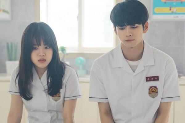 10 Potret Kedekatan Ong Seongwu & Kim Hyanggi dalam Drama Moment of 18