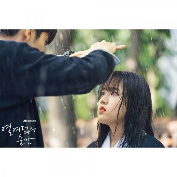 10 Potret Kedekatan Ong Seongwu & Kim Hyanggi dalam Drama Moment of 18