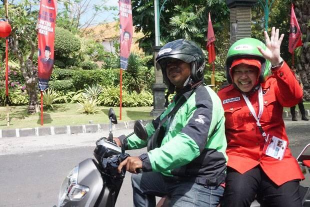 Hindari Kemacetan, Risma Naik Ojek Oline ke Arena Kongres PDIP V di Bali