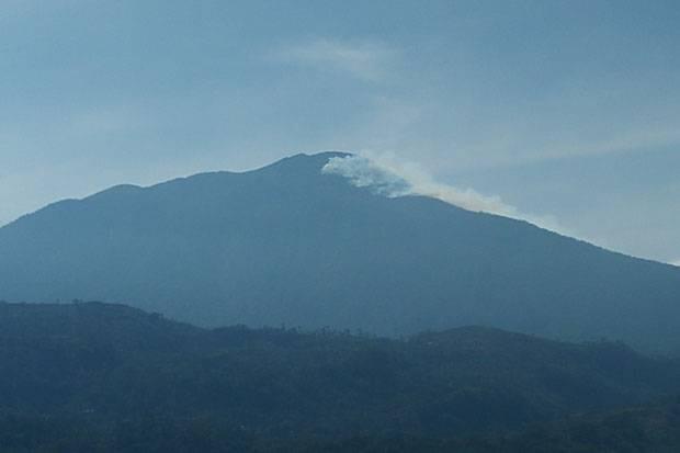 Kebakaran di Puncak Ciremai Meluas, 33 Pendaki Dievakuasi