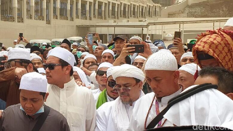 Dubes Agus Maftuh: Habib Rizieq Menyerobot Doa di Pemakaman Mbah Moen