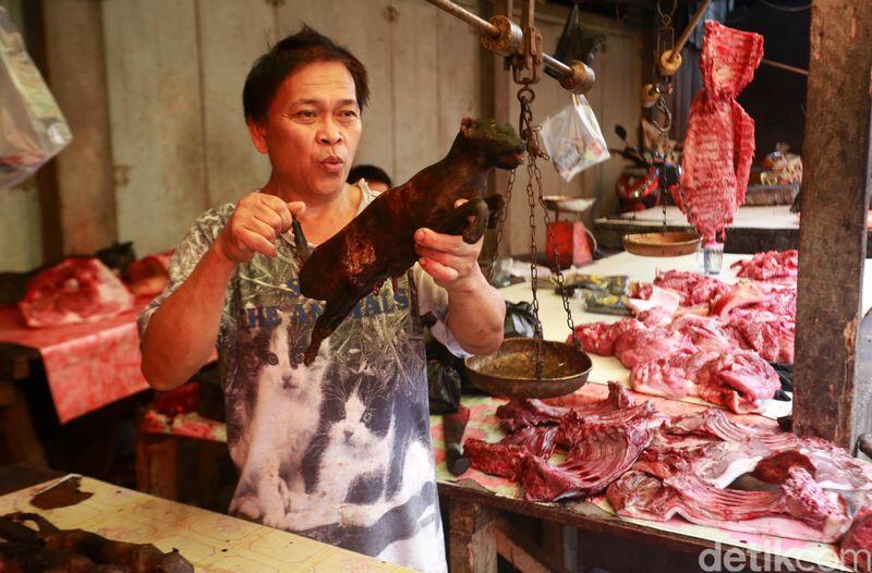 Foto: Anjing Hingga Ular Pun Dimakan di Tomohon