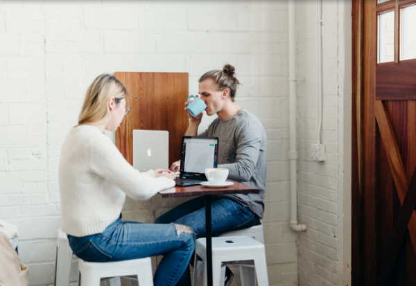 5 Tips Menjalin Asmara dengan Teman Sekantor