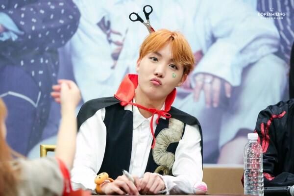 9 Potret BTS Kenakan Headwear Super Unik Saat Fansign, Bikin Gemas!
