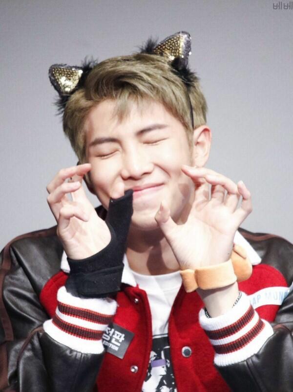 9 Potret BTS Kenakan Headwear Super Unik Saat Fansign, Bikin Gemas!