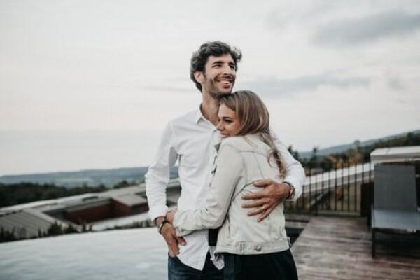 5 Tingkah Lucu Cewek kalau Lagi Jatuh Cinta, Kamu Mengalaminya?