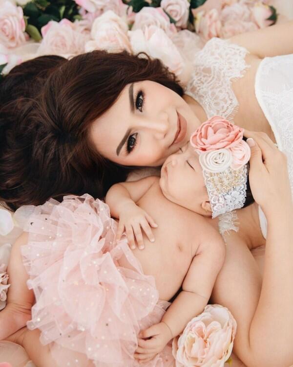 10 Momen Manis Pemotretan Momo & Baby Briel, Like Mother Like Daughter
