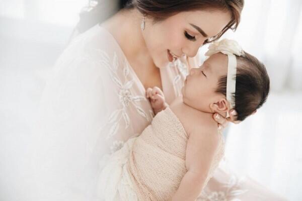 10 Momen Manis Pemotretan Momo & Baby Briel, Like Mother Like Daughter