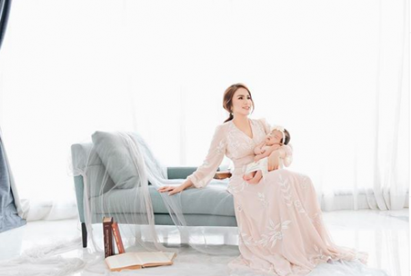 10 Momen Manis Pemotretan Momo & Baby Briel, Like Mother Like Daughter