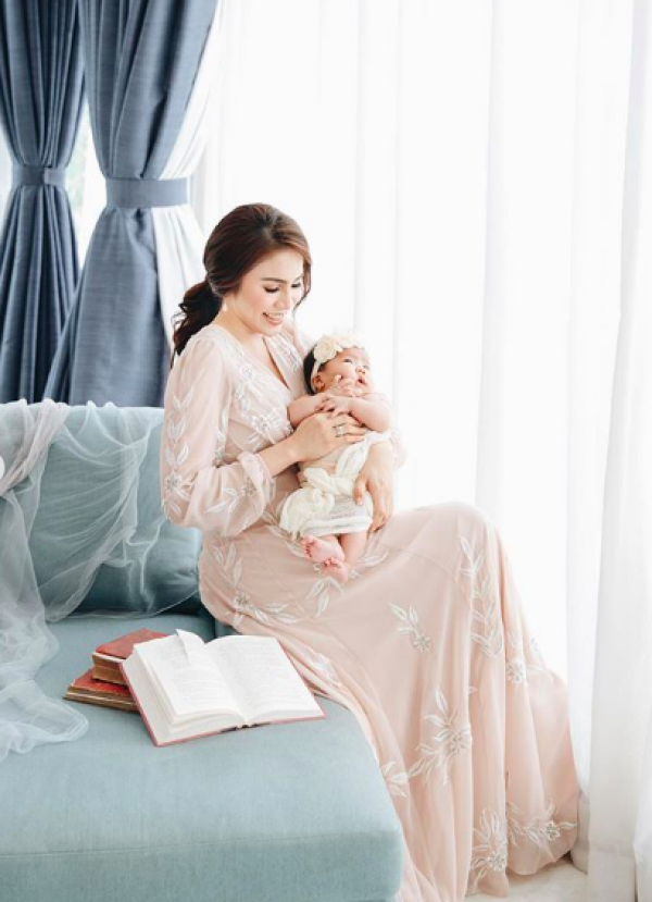 10 Momen Manis Pemotretan Momo & Baby Briel, Like Mother Like Daughter