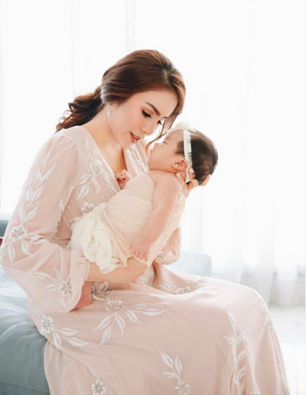 10 Momen Manis Pemotretan Momo & Baby Briel, Like Mother Like Daughter