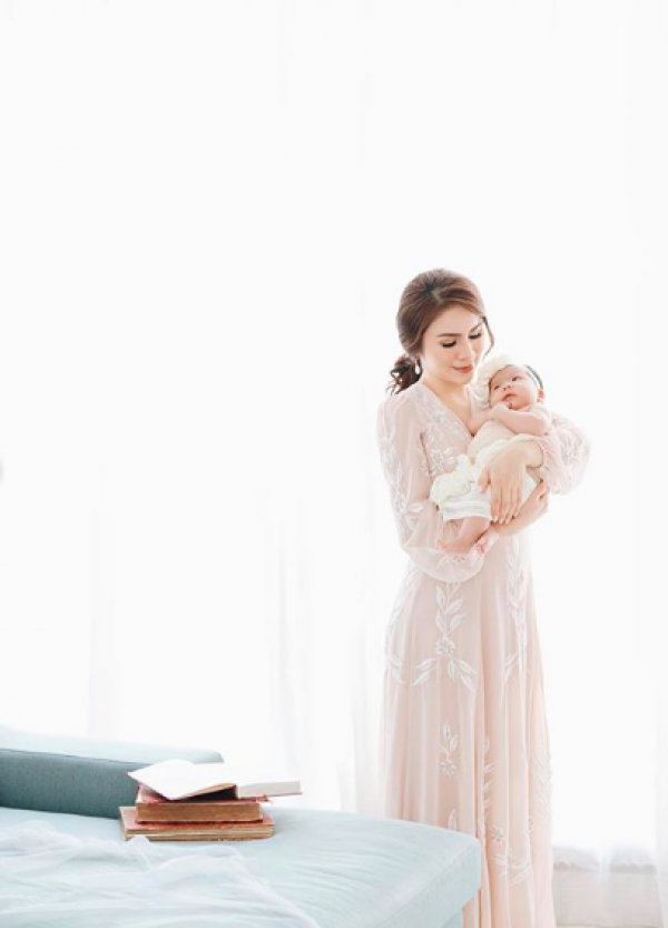 10 Momen Manis Pemotretan Momo & Baby Briel, Like Mother Like Daughter