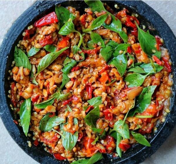 Resep Membuat Ayam Goreng Sambal Kemangi, Pedas Gurihnya Endeus!