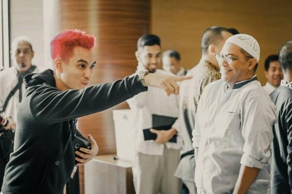 10 Potret Nyentrik Baim Wong dengan Rambut Merah, Bak Tokoh Komik!