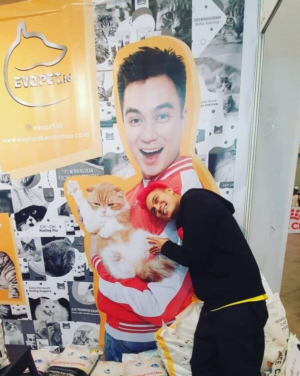 10 Potret Nyentrik Baim Wong dengan Rambut Merah, Bak Tokoh Komik!