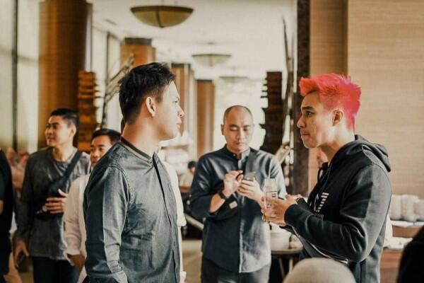10 Potret Nyentrik Baim Wong dengan Rambut Merah, Bak Tokoh Komik!