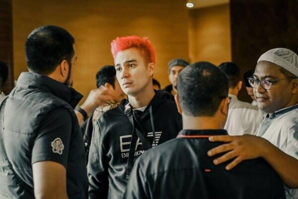 10 Potret Nyentrik Baim Wong dengan Rambut Merah, Bak Tokoh Komik!
