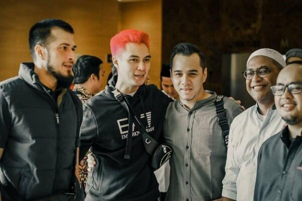10 Potret Nyentrik Baim Wong dengan Rambut Merah, Bak Tokoh Komik!