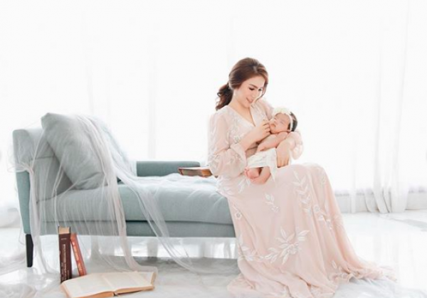 10 Momen Manis Pemotretan Momo & Baby Briel, Like Mother Like Daughter