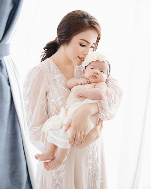 10 Momen Manis Pemotretan Momo & Baby Briel, Like Mother Like Daughter