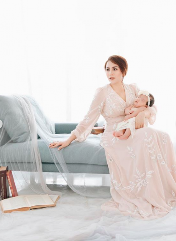 10 Momen Manis Pemotretan Momo & Baby Briel, Like Mother Like Daughter