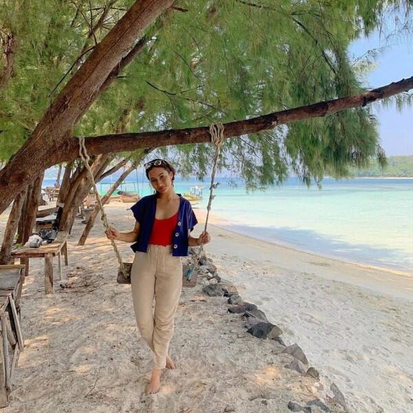 9 Gaya OOTD ala Naomi Zaskia, Kekasih Sule yang Baru