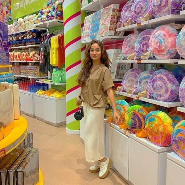 9 Gaya OOTD ala Naomi Zaskia, Kekasih Sule yang Baru