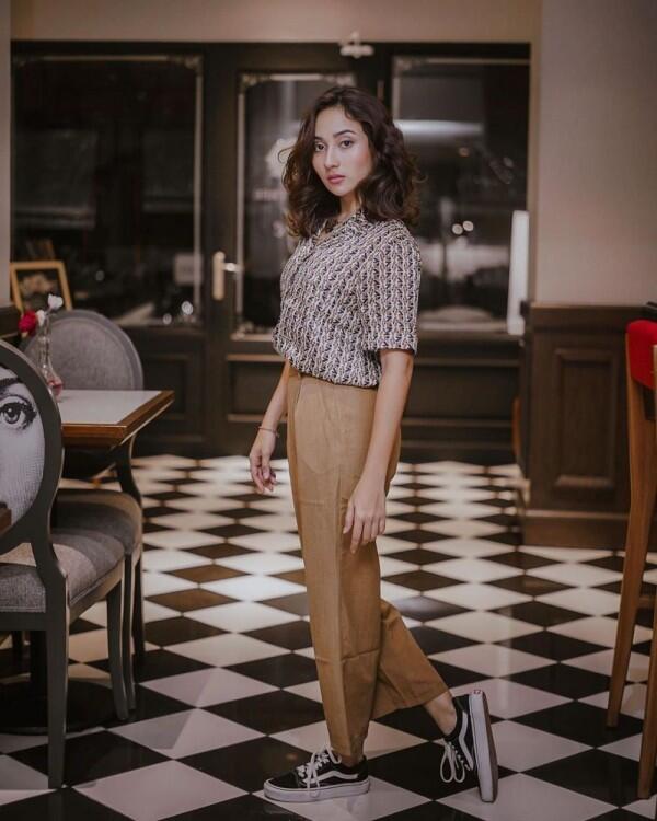 9 Gaya OOTD ala Naomi Zaskia, Kekasih Sule yang Baru