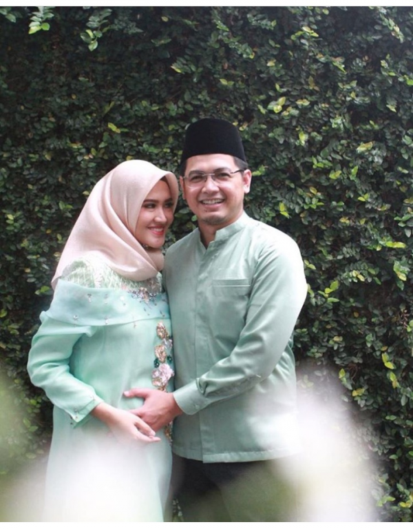 10 Inspirasi Gaya Pasangan ala Tommy Kurniawan & sang Istri