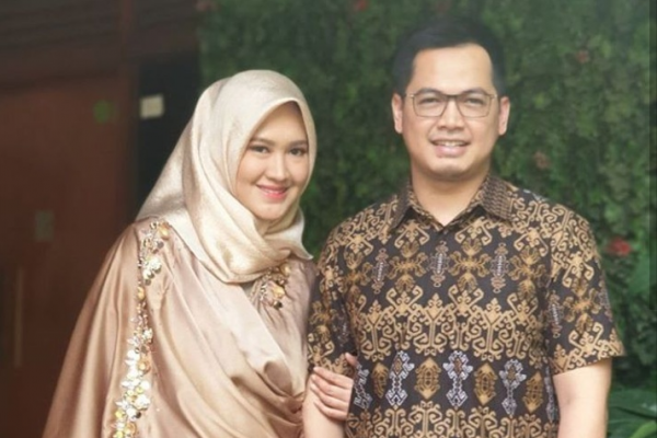 10 Inspirasi Gaya Pasangan ala Tommy Kurniawan & sang Istri