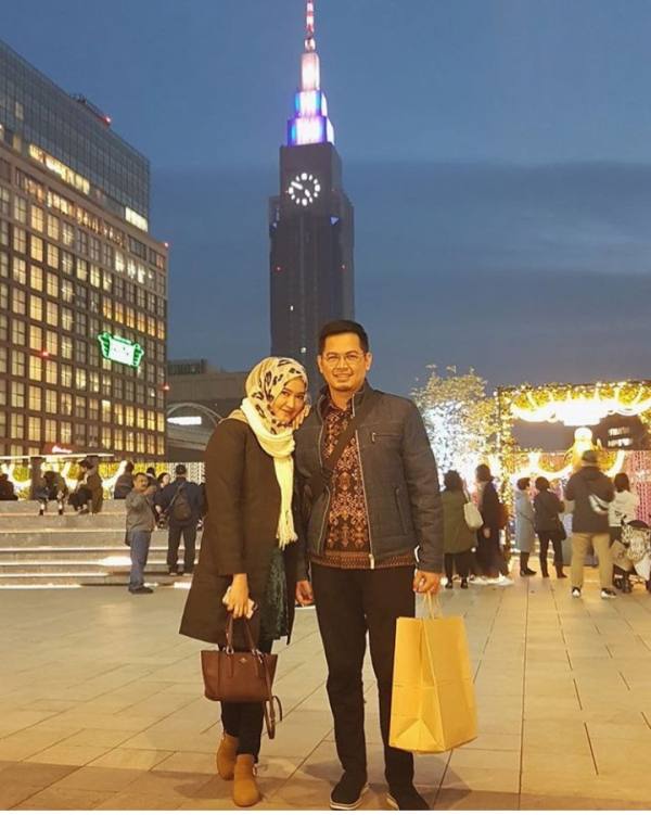 10 Inspirasi Gaya Pasangan ala Tommy Kurniawan & sang Istri