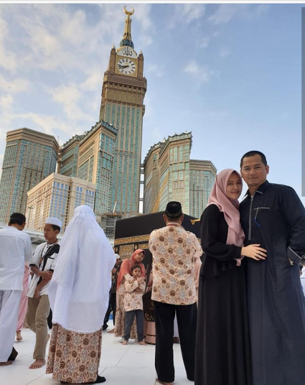 10 Inspirasi Gaya Pasangan ala Tommy Kurniawan & sang Istri