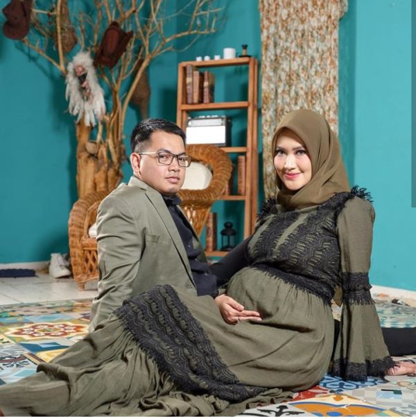 10 Inspirasi Gaya Pasangan ala Tommy Kurniawan & sang Istri