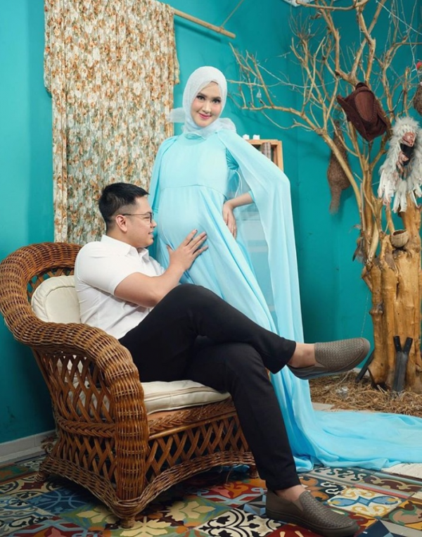10 Inspirasi Gaya Pasangan ala Tommy Kurniawan & sang Istri