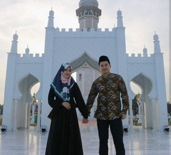 10 Inspirasi Gaya Pasangan ala Tommy Kurniawan & sang Istri
