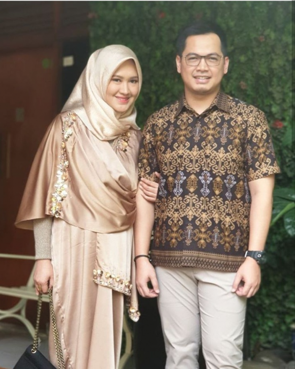 10 Inspirasi Gaya Pasangan ala Tommy Kurniawan & sang Istri