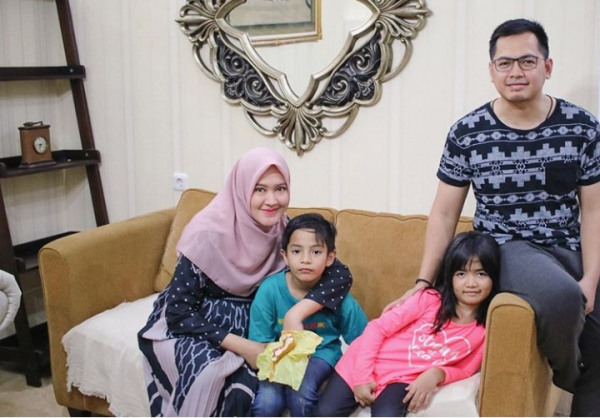 10 Inspirasi Gaya Pasangan ala Tommy Kurniawan & sang Istri