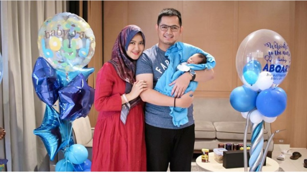 10 Inspirasi Gaya Pasangan ala Tommy Kurniawan & sang Istri