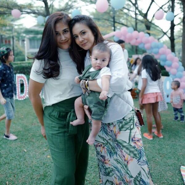 10 Potret Bahagia Gadis Sadiqah yang Menikah dengan Adik Wulan Guritno