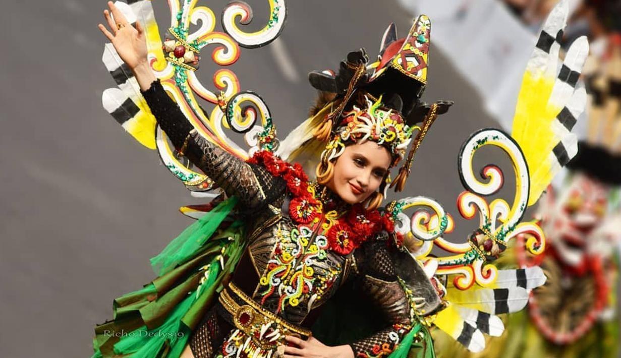 Hudoq, Busana Cinta Laura di Jember Fashion Carnaval yang Menuai Kontroversi!